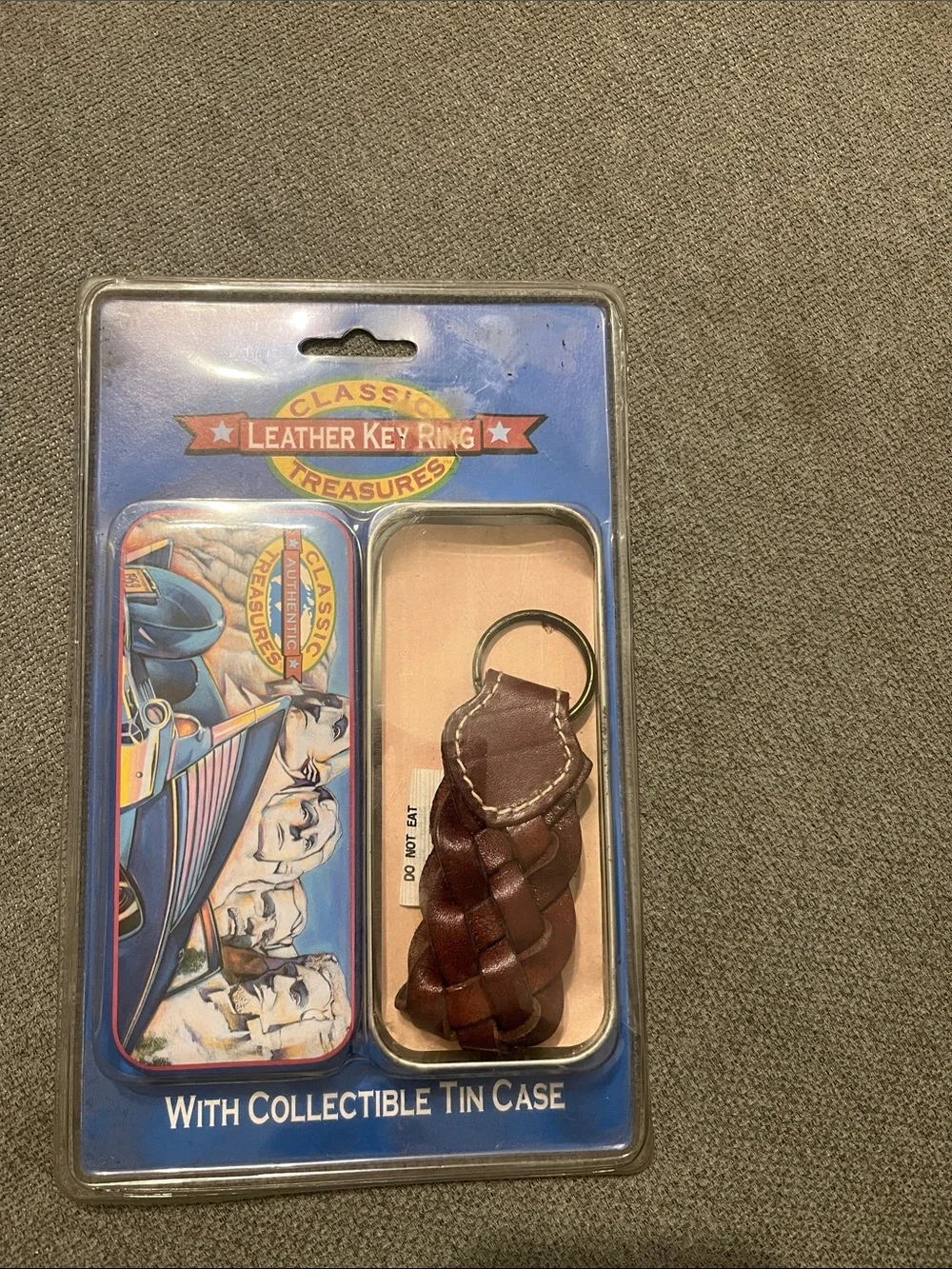 Mount  Rushmore Collection Tin / leather key chain vintage